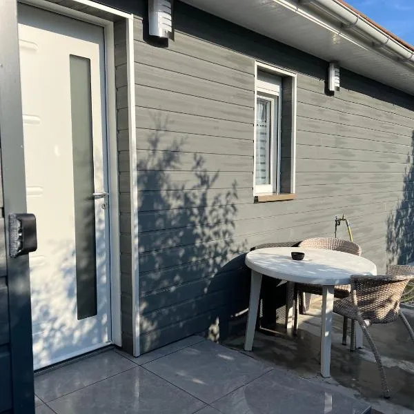 Le petit Chalet, hotel v destinaci La Ferté-Saint-Aubin