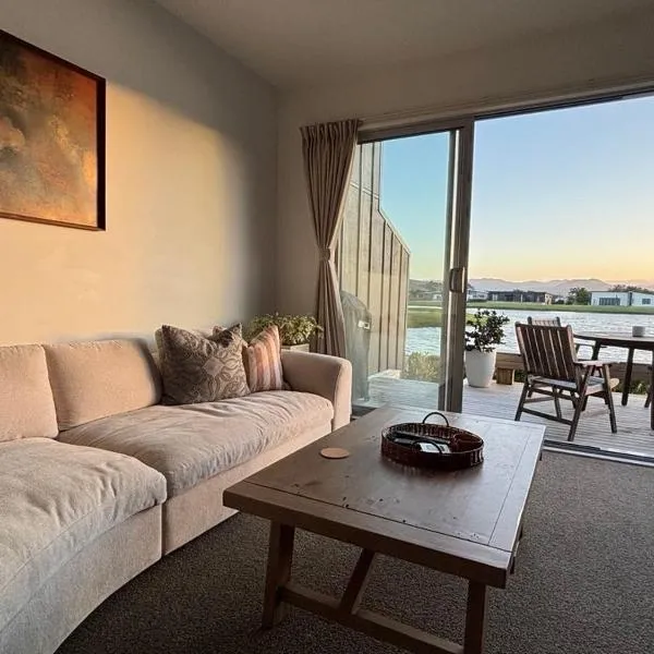 Charming Lakeview Golf Villa, hotel v destinaci Matarangi
