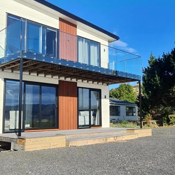 Kakianau Retreat, Luxury Waterfront Apartments, hotel in Portobello