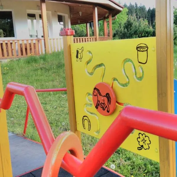 Farma Slunečný Dvůr apartmány a family stany střecha pod střechou, hotel v Heřmanově Městci