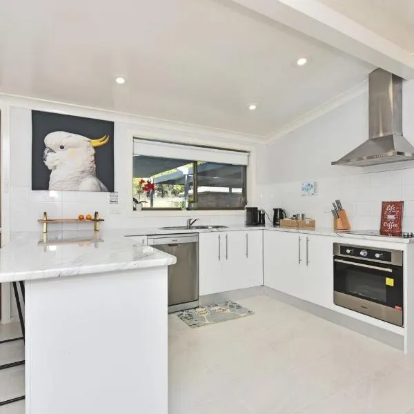 Blaxlands Kangaroo Homestead with Hot Tub walk to Concerts and Wineries, hotel in Pokolbin