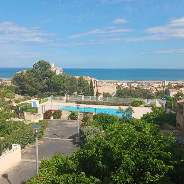 Le Sun Piscine Tennis parking Vue mer wi-fi climatisation, hotel in Fleury