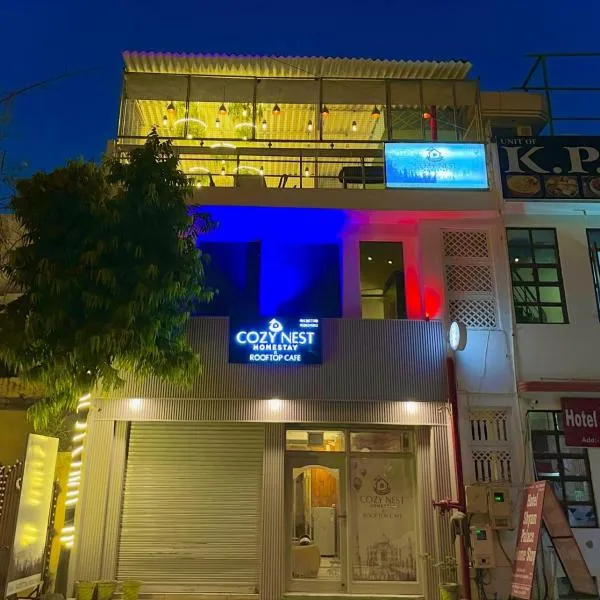 COZY NEST Homestay & Rooftop Cafe, hotel in Agra