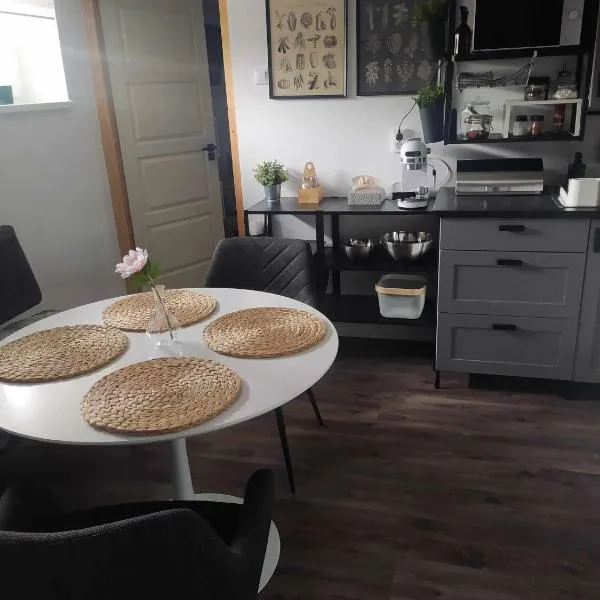 Home Apartman, hotel en Nagyesztergár