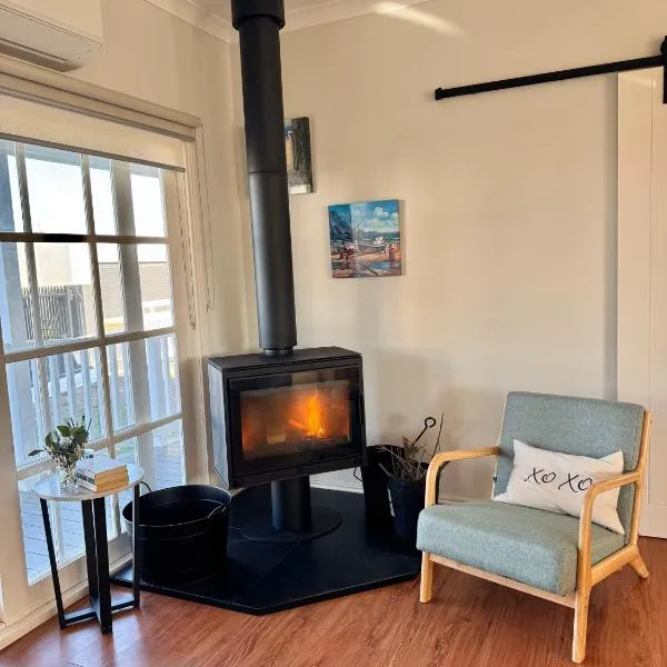 Coastal Sanctuary, Pet Firendly with Fireplace, wood provided Just 50m to Kilcunda Beach and 100m to the Ocean View Hotel The Sticks and Copper Door Kitchen Accessibility Friendly, hotel in Kilcunda