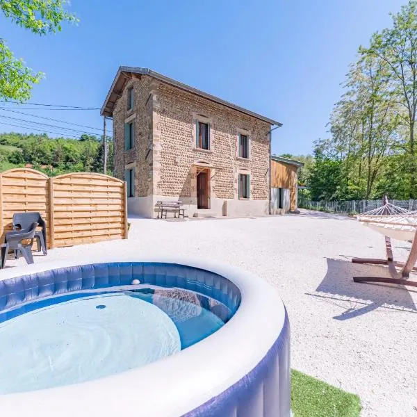 Le Gîte de la Passerelle - avec jacuzzi, hotell i Saint-Clair-sur-Galaure