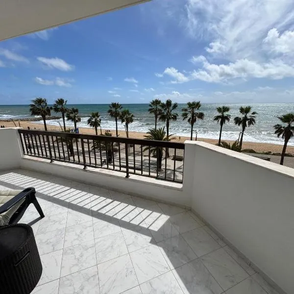 Adrimar - Beachfront Sea View 2BR Apartment in a prime location, hotel i Quarteira
