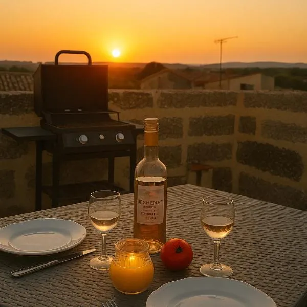 La Tour Secrète de Montfrin Gîte Insolite 2ème Étage Le Cocon Perché des Templiers, hotel en Montfrin