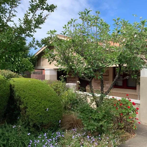 Botanic Bliss Bungalow, hotel in Adelaide