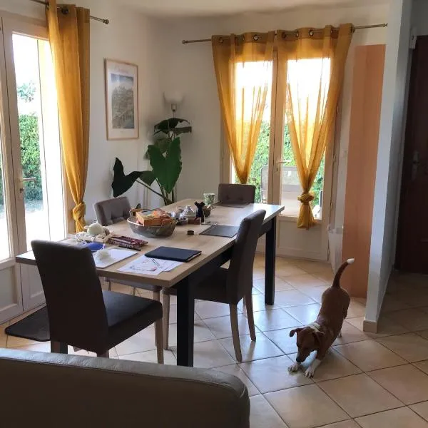 House in a rural village surrounded by vinyards, hotel em Leuc
