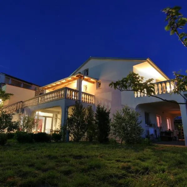 Apartments Tomas, hotel v destinácii Senj