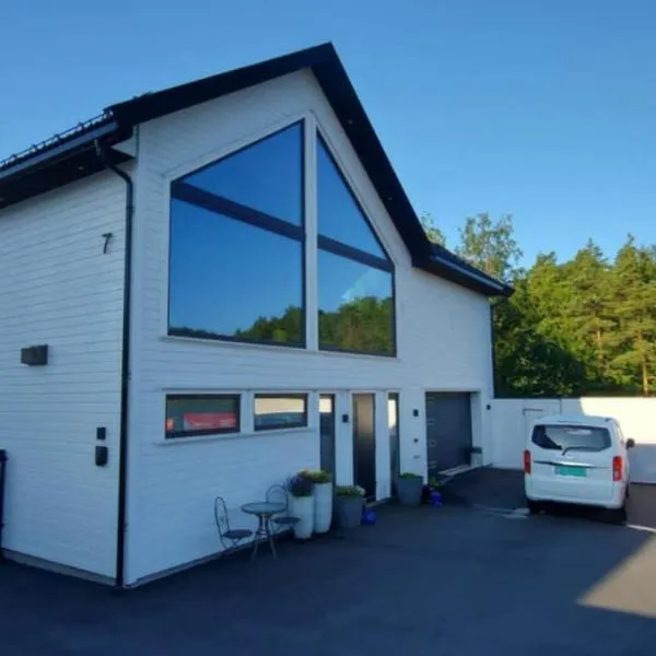 Ferieleilighet til leie nær Dyreparken, Sørlandssenteret, sjøen og Lillesand, hotel in Lillesand