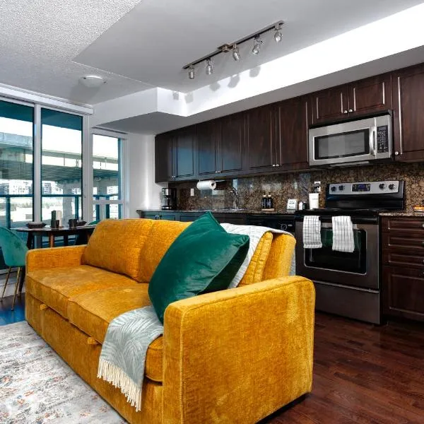 Downtown Cozy 1BR Condo- Steps from Lake & King street, hotel in Toronto