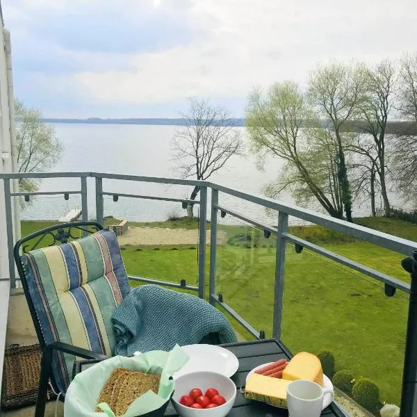 FeWo SaMa, Balkon zum Plöner See, hotel v destinaci Ascheberg