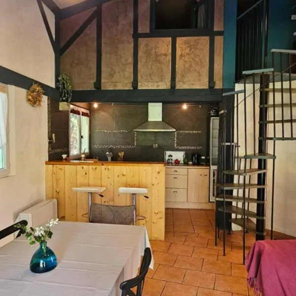 Maison calme en bord de rivière, hotel in Guiche