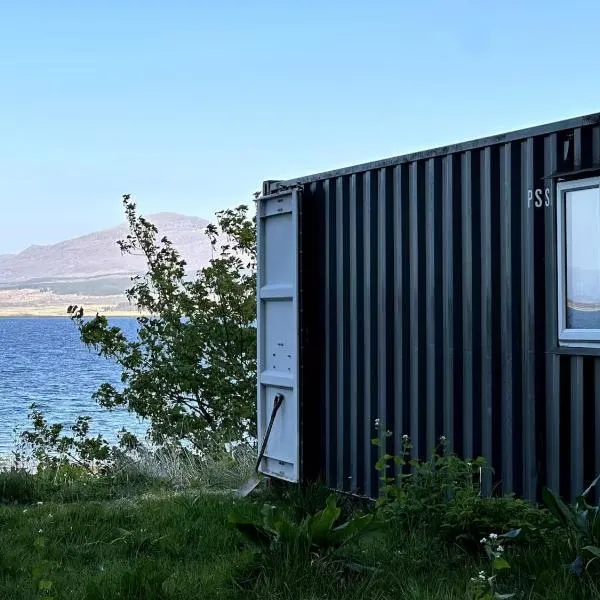 Corry Lodge Estate - Sheperds Huts or Container Stays with Sea View, hotel v destinaci Broadford