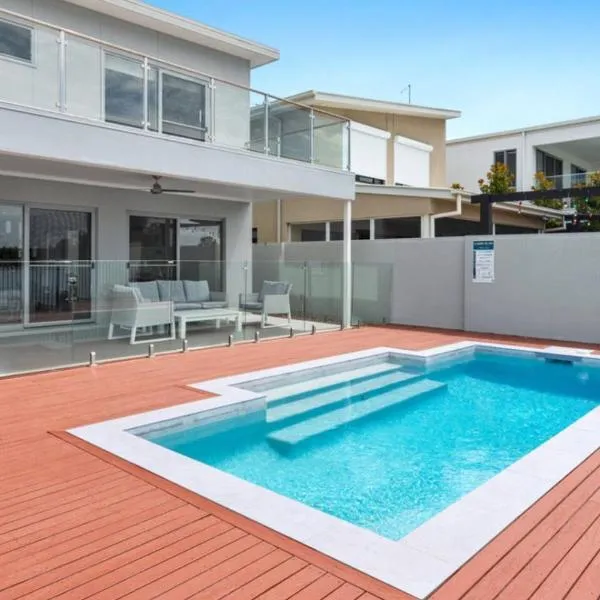 Waterfront Wonderland - Luxury Canal Front Villa w Pool, hotel em Gold Coast