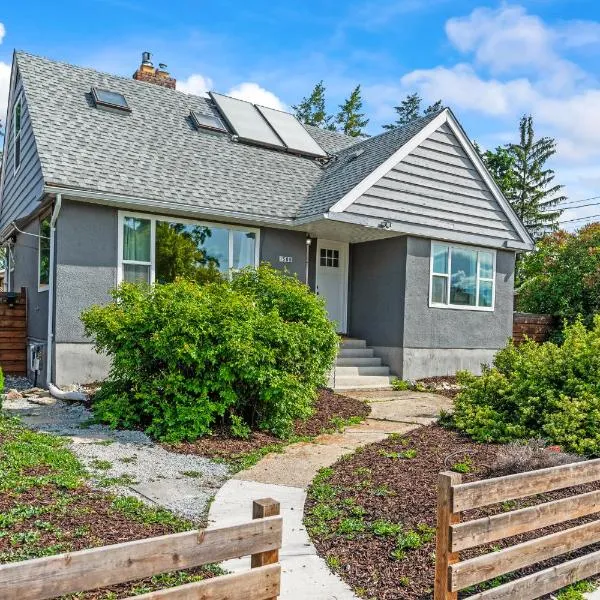 Stunning Heritage Home, Sleep 8, Hot Tub, Private Yard, Firepit, hôtel à Vernon