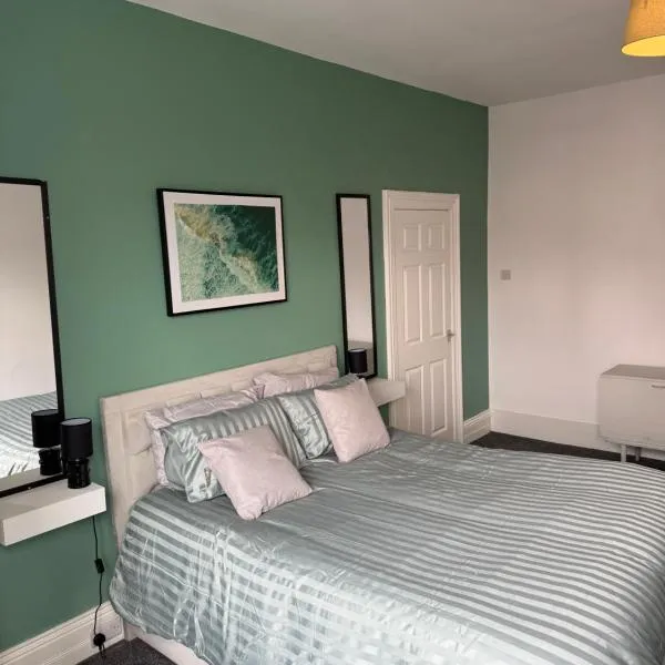 Spacious and stylish Apartment in South Shields, Near the beach, South Tyneside hospital, and Tyne Tunnel, Workers welcome, hotel in Jarrow