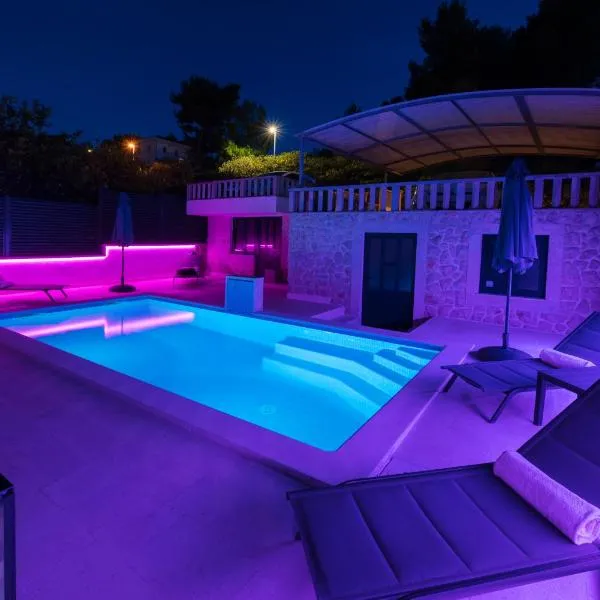 Lavanda Residence with Heated Pool Trogir Split, hôtel à Okrug Donji