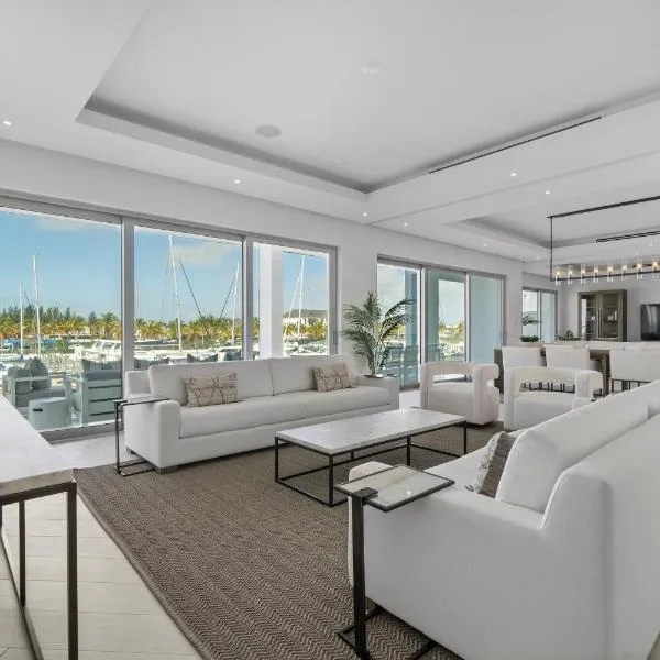Casablanca Bahamas- New Luxury Waterfront Condo, Palm Cay, The Bahamas, hotel v destinaci Nassau