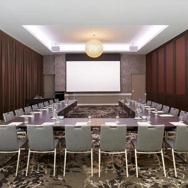 ホリデイ イン ワーウィック ファーム（Holiday Inn Warwick Farm by IHG）、ワーウィック・ファームのホテル