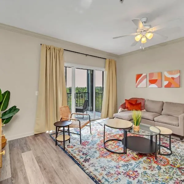 2BR Condo with Hot tub and pool, near Disney!, hotel v Orlandu