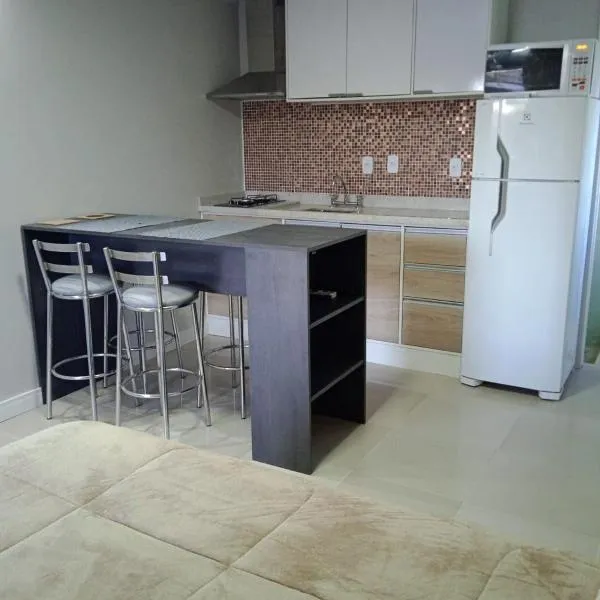 Lindo JK para 2 pessoas com garagem wifi e ar condicionado, hotel in São Leopoldo