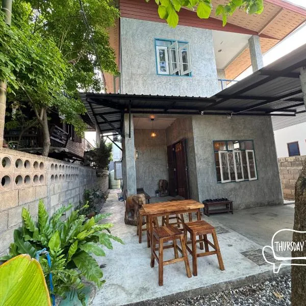 Thursday House Great for work and rest near city and nature، فندق في شيانغ ماي