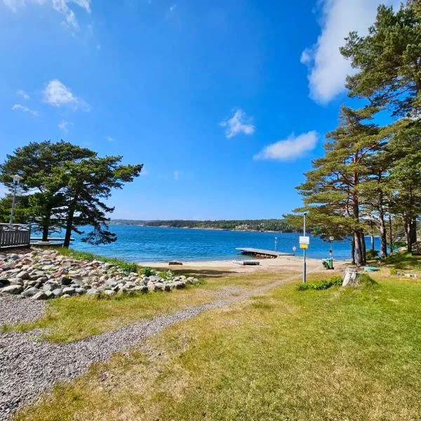 Hällestrand Semesterby R12, hotel v destinaci Strömstad