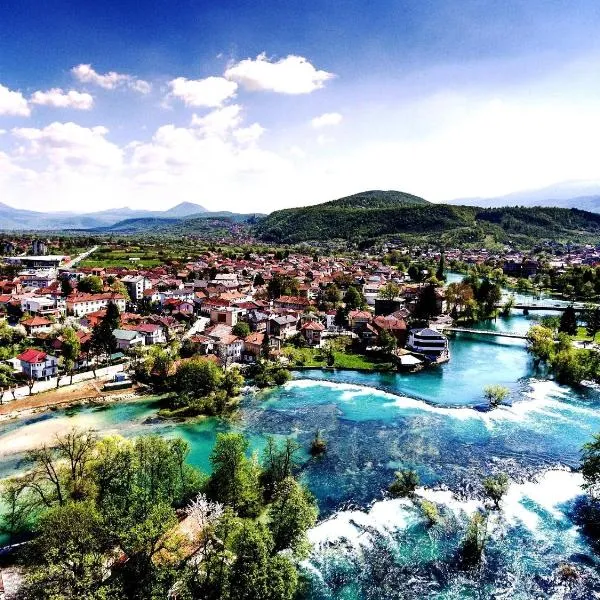Villa Nour El Donya - Your Touch of Home in the River-Heart of Bihać, hotel in Bihać