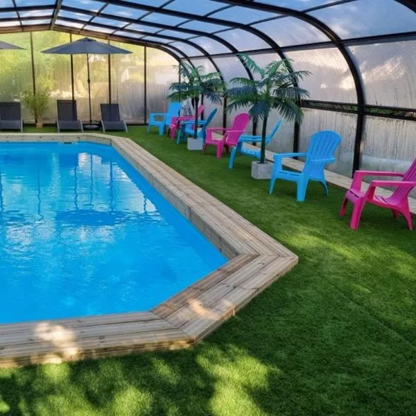 Les Chalets de SAUMUR, Piscine & Parc boisé, 100m du CadreNoir, hotel a Saumur