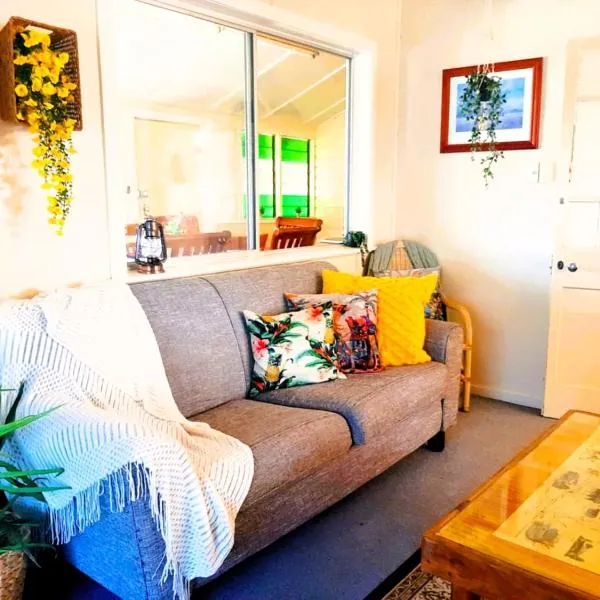 Oakwood House - Entire house rental - 4 bedrooms with Netflix and WiFi, hotel v destinaci Tambo