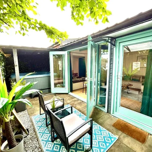 Caribbean style beach house with jacuzzi & private garden near Amsterdam、Vijfhuizenのホテル