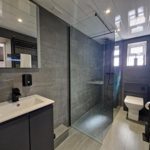 Modern 2 bedroom house near national park, hotel in Pontsarn Station