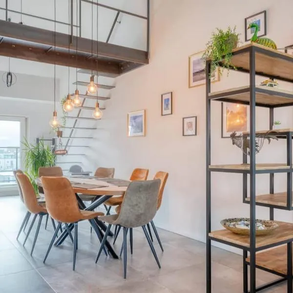 Stunning duplex apartement in the center De Haan, hotel in De Haan