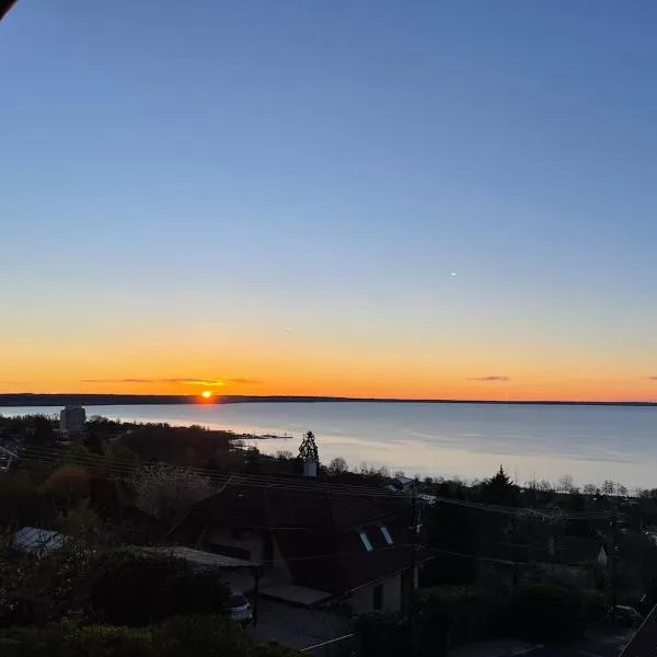 Weekend home with Lake Balaton panorama – hotel w mieście Balatonalmádi