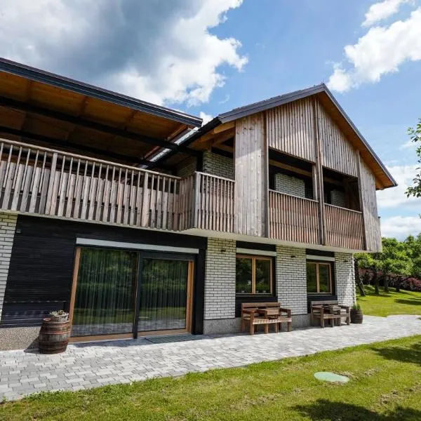 Hiša na Hribu- A Peaceful Hilltop Escape above river Kolpa, hotel in Kostel