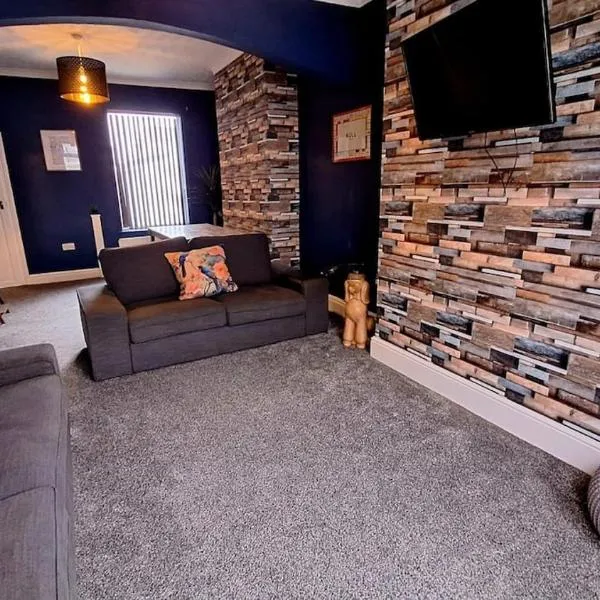 Beautiful 2 Bedroom House Up to 4 people Hull Siemens Holderness road, hotel en Hull