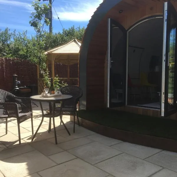 The Orchard Glamping pod, hotel in Jordanston