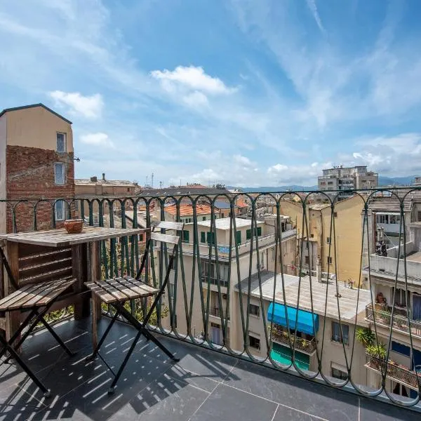 Romantica e Accogliente Mansardina, hotel in Savona