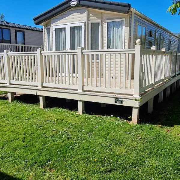 Fabulous 3 bedroom pet friendly, Static Caravan at Hoburne Devon Bay, hotel v destinaci Goodrington