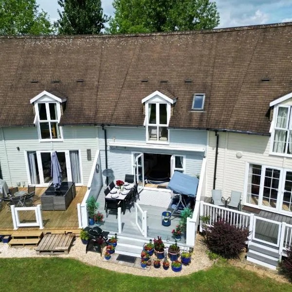 Luxury Kingfisher Lodge, Isis Lake, within the Cotswold Waterpark, hotel a Cirencester