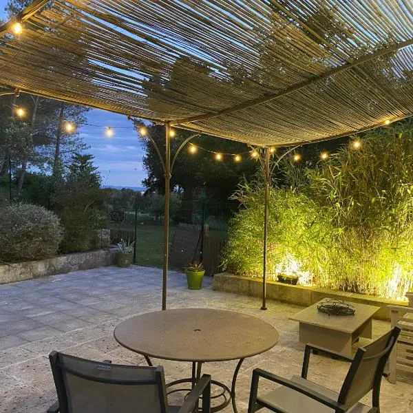 Le gîte de Cambuisson, hotel em Velleron