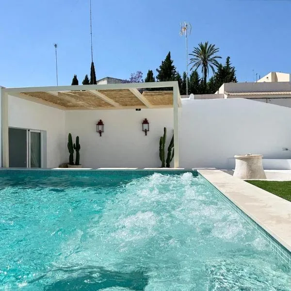 Villa con piscina privada salada, solárium y 3 dormitorios, hotel em Alcalá de Guadaíra
