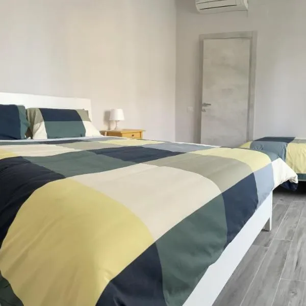 Moderno 85mq con 2 bagni e posto auto nel cortile interno, hotel in Rome