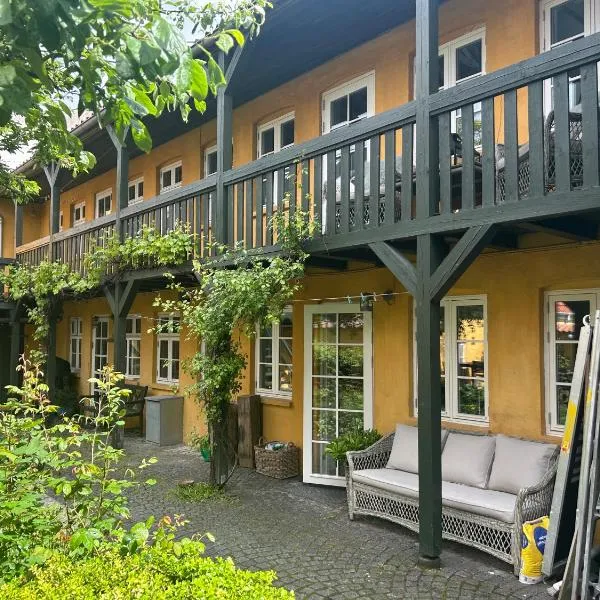 Vidunderligt hus med gårdhave - midt i centrum, hotel v destinaci Aalborg