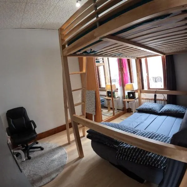 Chambre 3 lits pour 6 personnes métro 5, hotel in Bobigny