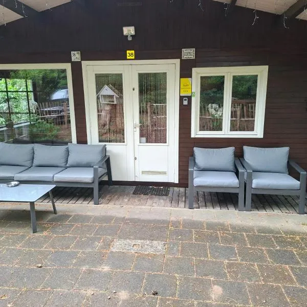 chalet bosrust nr 38, hotel v destinaci Lanaken