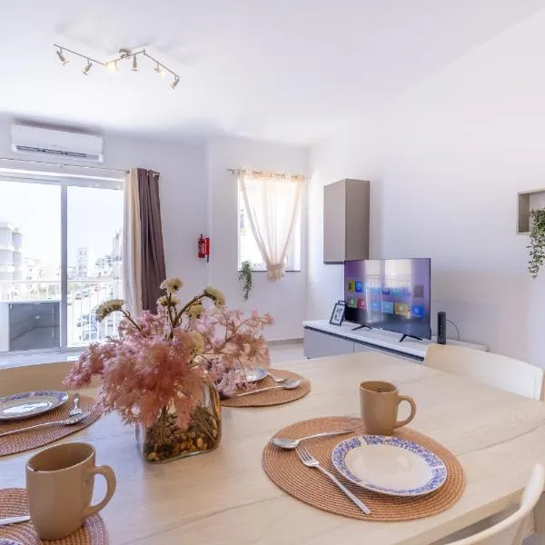 Seaside Serenity 5 - few mins walk to the beach by QuickTrips, viešbutis mieste Is-Sellum